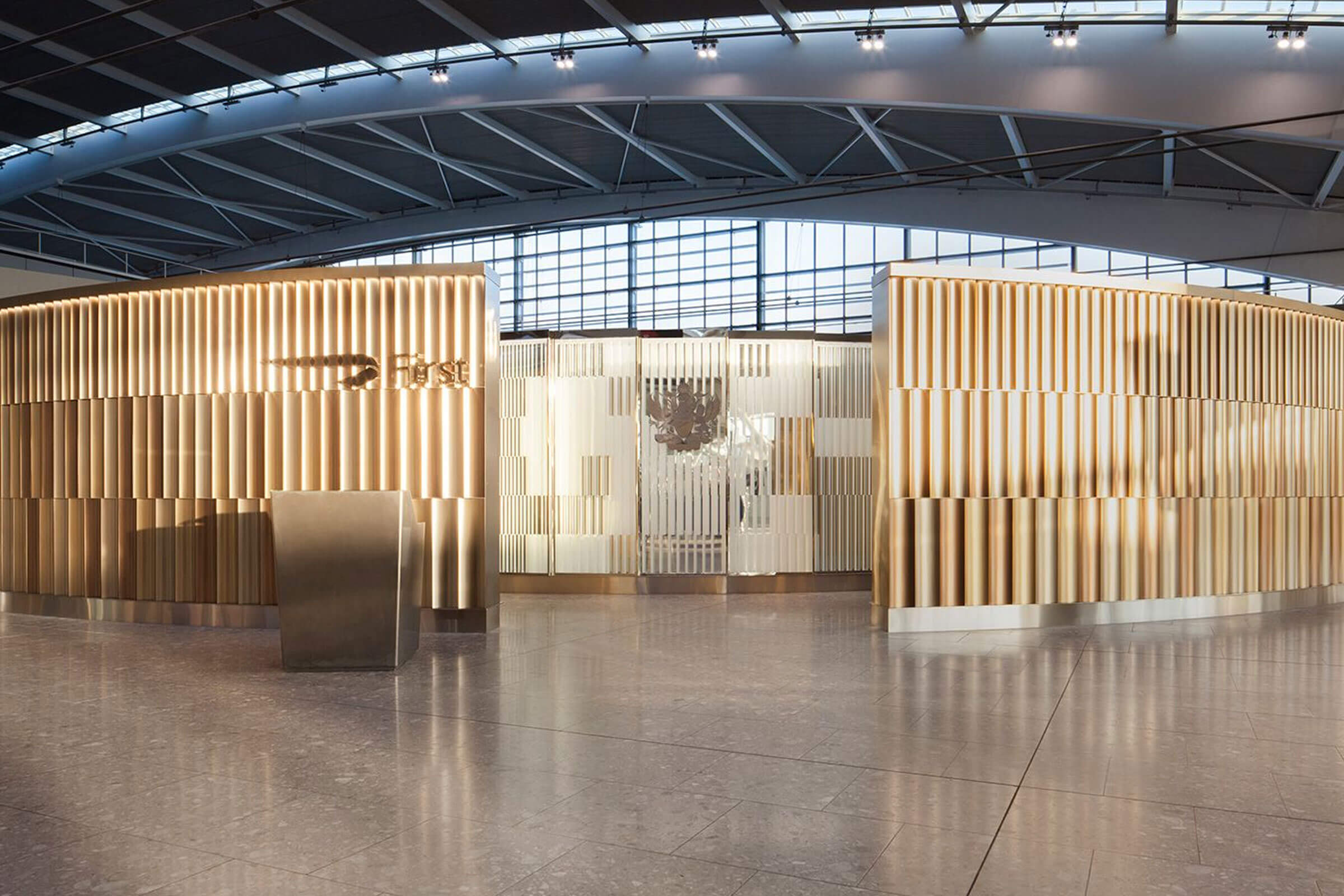 Undulating 3 metre high screen in Chocolate, Champagne and Almond Gold PVD coloured stainless steel forms entrance to British Airways Private Check-In, Heathrow Terminal 5, London.
Architects / Interior Designers: Universal Design Studio
PVD Coloured Stainless Steel: Double Stone Steel Europe Ltd
Photography: Paul Greenleaf